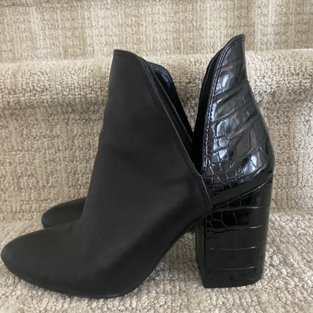 Steve Madden- RookieCroc pull on booties (7.5)